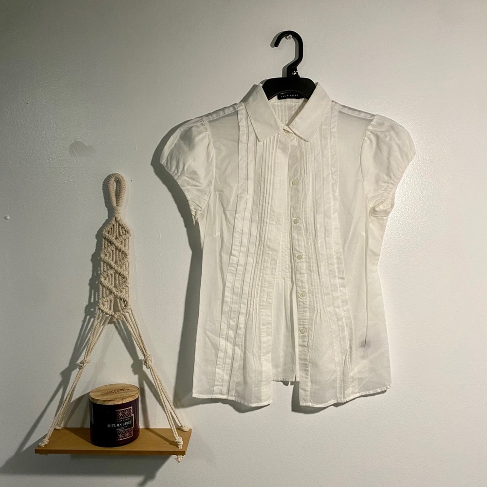 The limited size S white ruffled blouse